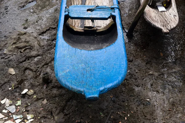 Niebieski Jasny Kajak Rybacki Spoczywający Piaskach Rzeki Okręg Acupe Santo — Zdjęcie stockowe