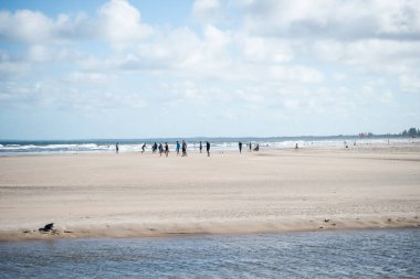 Valenca, Bahia, Brezilya - 13 Ocak 2023: İnsanlar Valenca, Bahia 'daki Guaibim plajında yürüyüp eğleniyorlar.