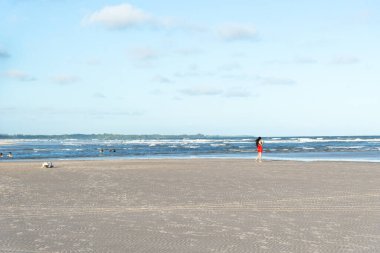 Valenca, Bahia, Brezilya - 13 Ocak 2023: Öğleden sonra Valenca, Bahia 'da Guaibim plajında denizin tadını çıkaran bir turist.