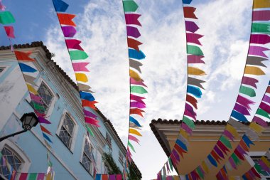 Salvador, Bahia, Brezilya - 15 Haziran 2023: Salvador, Bahia 'da Sao Joao ziyafeti için renkli bayraklarla süslenmiş Pelourinho evleri.
