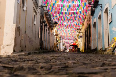 Salvador, Bahia, Brezilya - 15 Haziran 2023: Salvador, Bahia 'da Sao Joao ziyafeti için renkli bayraklarla süslenmiş Pelourinho sokakları ve evleri.