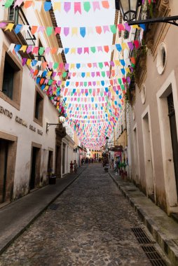 Salvador, Bahia, Brezilya - 15 Haziran 2023: Salvador, Bahia 'da Sao Joao ziyafeti için renkli bayraklarla süslenmiş Pelourinho sokakları ve evleri.