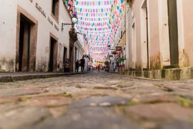 Salvador, Bahia, Brezilya - 15 Haziran 2023: Salvador, Bahia 'da Sao Joao ziyafeti için renkli bayraklarla süslenmiş Pelourinho sokakları ve evleri.