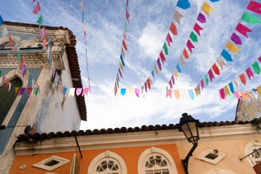 Salvador, Bahia, Brezilya - 15 Haziran 2023: Salvador, Bahia 'da Sao Joao ziyafeti için renkli bayraklarla süslenmiş Pelourinho evleri.