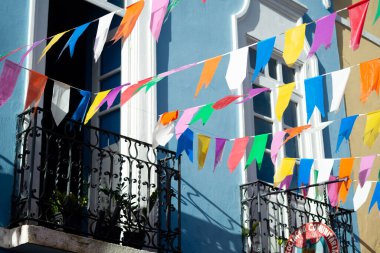 Salvador, Bahia, Brezilya - 15 Haziran 2023: Salvador, Bahia 'da Sao Joao ziyafeti için renkli bayraklarla süslenmiş Pelourinho sokakları ve evleri.