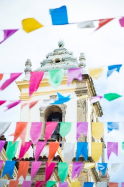 Salvador, Bahia, Brezilya - 15 Haziran 2023: Pelourinho 'da Sao Joao' nun Haziran ayında düzenlenecek parti için renkli plastik bayraklarla süslenmesi. Bahia, Salvador şehri.