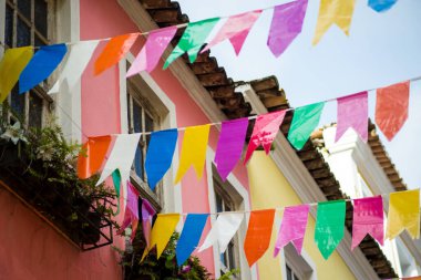Salvador, Bahia, Brezilya - 15 Haziran 2023: Pelourinho evleri Salvador, Bahia 'da Sao Joao ziyafeti için ön cephede renkli bayraklarla süslenmiş.
