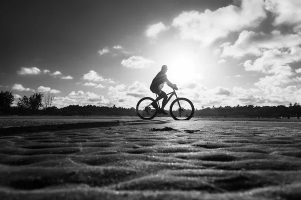 巴西巴伊亚州瓦伦卡 2023年1月13日下午晚些时候 一位骑自行车的人在巴伊亚州瓦伦卡市Guaibim海滩的沙滩上散步 — 图库照片