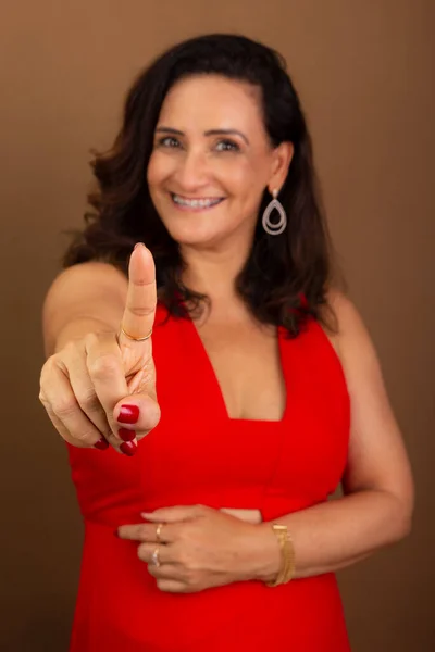 Πορτρέτο Του Όμορφη Αυτοπεποίθηση Χαρούμενη Γυναίκα Κάνει Νούμερο Ένα Δάχτυλό — Φωτογραφία Αρχείου