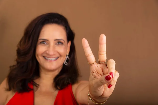 Retrato Bela Mulher Alegre Confiante Fazendo Número Dois Com Dedos — Fotografia de Stock