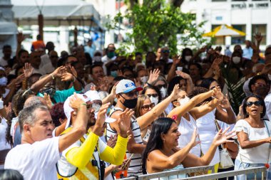 Salvador, Bahia, Brezilya - Ocak 06, 2023: Yüzlerce Katolik, geleneksel 2023 Cuma günü Salvador, Bahia 'daki Senhor do Bonfim kilisesinde düzenlenen açık hava ayinine katıldı..