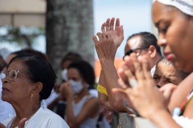 Salvador, Bahia, Brezilya - 06 Ocak 2023: Katolikler, Salvador, Bahia 'daki Sinyor do Bonfim Kilisesi' nin geleneksel ilk Cuma ayinine katılıyorlar..
