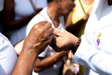 Salvador, Bahia, Brezilya - 06 Ocak 2023: Katolik inananlar, geleneksel 2023 Cuma günü Salvador, Bahia 'daki Senhor do Bonfim kilisesinde ağırlanıyor..