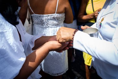 Salvador, Bahia, Brezilya - 06 Ocak 2023: Katolik inananlar, geleneksel 2023 Cuma günü Salvador, Bahia 'daki Senhor do Bonfim kilisesinde ağırlanıyor..