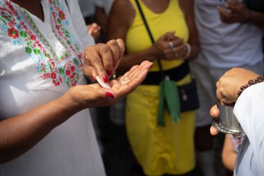 Salvador, Bahia, Brezilya - 06 Ocak 2023: Katolik inananlar, geleneksel 2023 Cuma günü Salvador, Bahia 'daki Senhor do Bonfim kilisesinde ağırlanıyor..