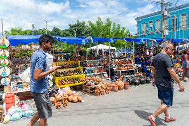 Nazare, Bahia, Brezilya - 08 Nisan 2023: Nazare, Bahia 'daki geleneksel Caxixis fuarında insanlar parçaları ziyaret edip satın alıyorlar.