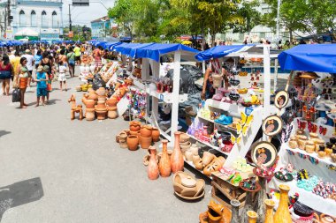 Nazare das Farinhas, Bahia, Brezilya - 08 Nisan 2023: Geleneksel Caxixis fuarı seramik sanatını Nazare das Farinhas, Bahia sokaklarında kamuoyuna ifşa etti.