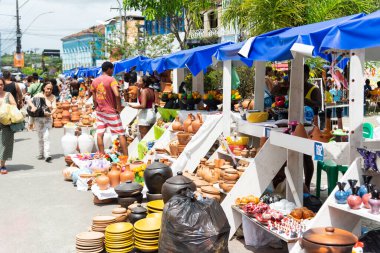 Nazare das Farinhas, Bahia, Brezilya - 08 Nisan 2023: Nazare das Farinhas, Bahia sokaklarındaki geleneksel Caxixis fuarında seramik ürünlerle tezgahlar sergileniyor.