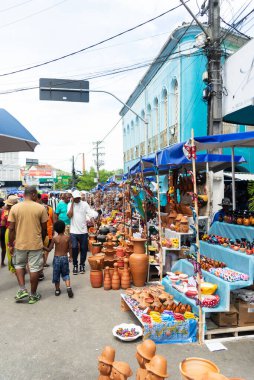 Nazare das Farinhas, Bahia, Brezilya - 08 Nisan 2023: Caddeler Nazare das Farinhas, Bahia 'daki Caxixis fuarı sırasında seramik parçaları ortaya çıkaran tezgahlarla dolu.