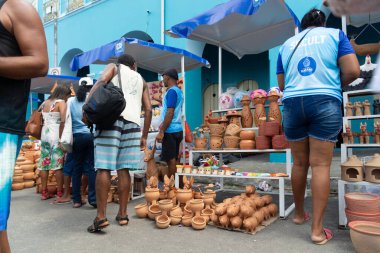Nazare das Farinhas, Bahia, Brezilya - 08 Nisan 2023: İnsanlar Nazare das Farinhas, Bahia 'daki geleneksel Caxixis fuarında seramik ürünleri satın alırken görülüyor.