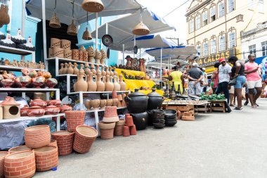 Nazare das Farinhas, Bahia, Brezilya - 08 Nisan 2023: Seramik parçalar Nazare das Farinhas, Bahia 'daki geleneksel Caxixis fuarında sergileniyor.