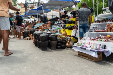 Nazare das Farinhas, Bahia, Brezilya - 08 Nisan 2023: Nazare das Farinhas, Bahia 'daki Caxixis fuarı sırasında Maragogipinho' daki birçok tezgah sergisi.