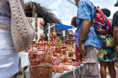Nazare das Farinhas, Bahia, Brezilya - 08 Nisan 2023: Caxixis fuarı sırasında Nazare das Farinhas, Bahia 'da sergilenen sergilere bakan insanlar görülüyor.