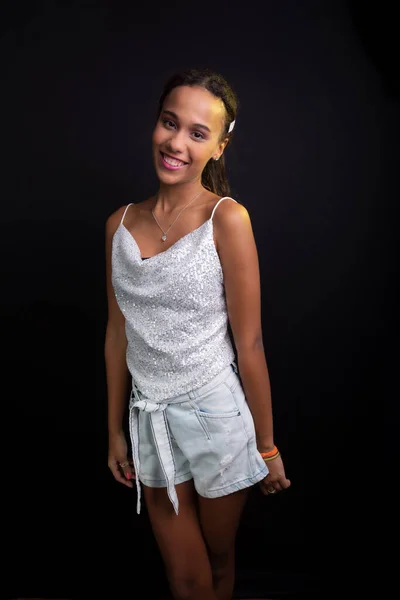 Studioporträt Eines Teenie Models Weißer Kleidung Isoliert Auf Schwarzem Hintergrund — Stockfoto