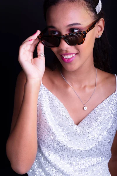 Schöne Teen Mädchen Posiert Für Foto Studio Mit Sonnenbrille Vereinzelt — Stockfoto