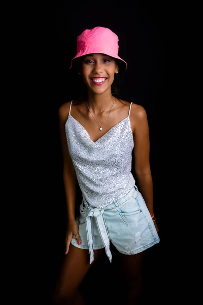 漂亮的少女在演播室里摆姿势拍照 戴着粉红色的帽子 被隔离在黑色背景下 — 图库照片