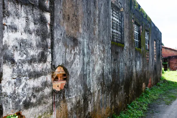 Een Oude Muur Verweerd Geërodeerd Door Tijd District Acupe Santo — Stockfoto