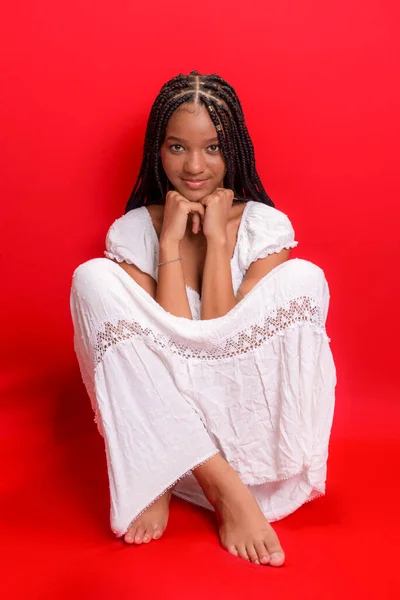 Schöne Junge Schwarze Frau Sitzend Und Gelassen Weißem Outfit Mit — Stockfoto