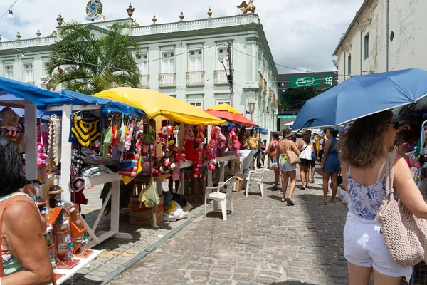Nazare das Farinhas, Bahia, Brezilya - 08 Nisan 2023: İnsanlar Nazare das Farinhas, Bahia 'daki Caxixis fuarında seramik parçalar alırken görüldü..