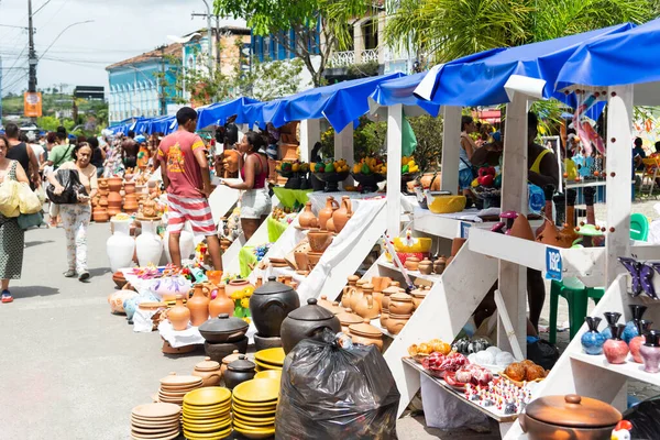 Nazare das Farinhas, Bahia, Brezilya - 08 Nisan 2023: Nazare das Farinhas, Bahia sokaklarındaki geleneksel Caxixis fuarında seramik ürünlerle tezgahlar sergileniyor.