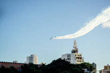 Salvador, Bahia, Brezilya - 2 Temmuz 2023: Duman filosundan akrobatik uçaklar yakın düzende uçarak Salvador, Bahia üzerinde akrobatik hareketler sergiliyor..