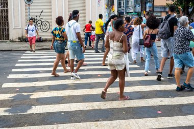 Salvador, Bahia, Brezilya - 29 Ekim 2022: Crespo Güçlendirme Yürüyüşü sırasında aktivistler Salvador şehir merkezinin sokaklarında yürüyor. Bahia, Brezilya