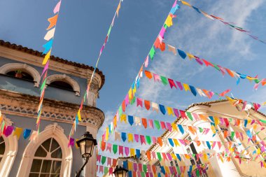 Salvador, Bahia, Brezilya - 15 Haziran 2023: Pelourinho evleri Salvador, Bahia 'da Sao Joao ziyafeti için ön cephede renkli bayraklarla süslenmiş.