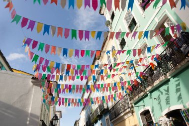 Salvador, Bahia, Brezilya - 15 Haziran 2023: Salvador, Bahia 'da Sao Joao ziyafeti için renkli bayraklarla süslenmiş Pelourinho evleri.