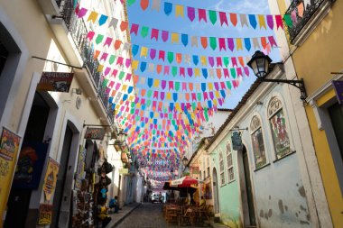 Salvador, Bahia, Brezilya - 15 Haziran 2023: Salvador, Bahia 'da Sao Joao ziyafeti için renkli bayraklarla süslenmiş Pelourinho sokakları ve evleri.