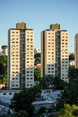 Salvador, Bahia, Brezilya - 2 Temmuz 2023: İkamet evi ve ev cephesi mimari ve dış tesisler. Arka planda mavi gökyüzü. Öğleden sonra güneş ışığı. Bahia, Salvador şehri..