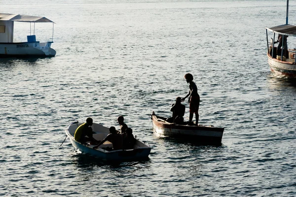 ブラジル バヒア州サルバドール2022年1月14日 人々はシルエットで バヒアのサルバドール現代美術館のビーチでボートで楽しんでいるのを見ています — ストック写真