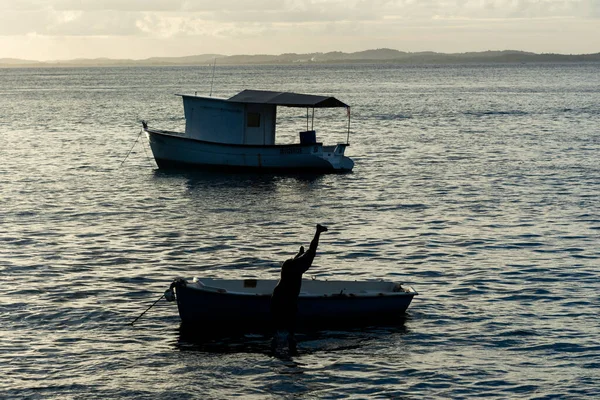 ブラジル バヒア州サルバドール2022年1月14日 バヒアのサルバドール近代美術館のビーチで楽しむ小さなボートの中の人々のシルエット — ストック写真