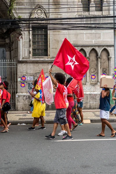 Salvador Bahia Brazília 2022 Október Tüntetők Plakátokkal Zászlókkal Zászlókkal Sétálnak — Stock Fotó