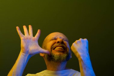 Mutlu, mutlu adam jestlerle numaralar gösteriyor. Güç, başarı ve başarı kavramı. Koyu yeşil arka planda izole edilmiş.