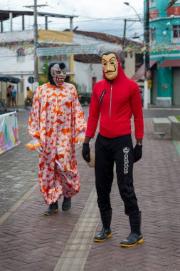 Maragogipe, Bahia, Brezilya - 20 Şubat 2023: Karnaval sırasında Maragogipe, Bahia sokaklarında kostüm giymiş insanların gösteri yaptığı ve oynadığı görülüyor.