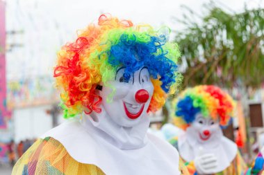 Maragogipe, Bahia, Brezilya - 20 Şubat 2023: İnsanlar Brezilya 'nın Bahia kentindeki Maragogipe kentindeki 2023 Karnavalı sırasında maske ve kostüm giyerken görülüyor.