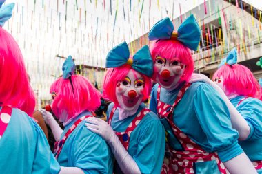 Maragogipe, Bahia, Brezilya - 20 Şubat 2023: Maragogipe, Bahia kentindeki karnaval sırasında kostüm giymiş bir grup insanın yürüdüğü görülüyor.