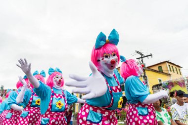 Maragogipe, Bahia, Brezilya - 20 Şubat 2023: 2023 karnavalı boyunca insanlar Maragogipe, Bahia sokaklarında eğlenip geçit töreni yapıyorlar..