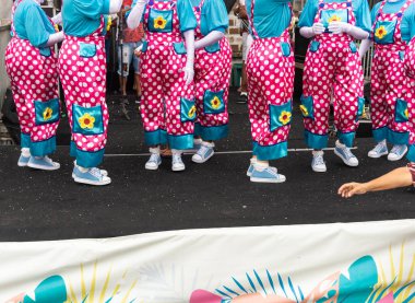 Maragogipe, Bahia, Brezilya - 20 Şubat 2023: İnsanlar Brezilya 'nın Bahia kentindeki Maragogipe kentindeki 2023 Karnavalı sırasında maske ve kostüm giyerken görülüyor.