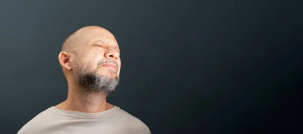 Hombre Años Emocionalmente Sacudido Mostrando Estrés Gesto Dolor Sentirse Débil — Foto de Stock